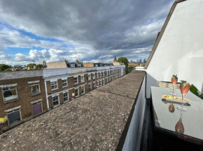 Beautiful Top-Floor 2-Bedroom Flat in Battersea with Private Balcony & Scenic Views